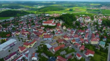 Almanya 'da bir şehrin havadan görünüşü. Baharın güneşli bir gününde.