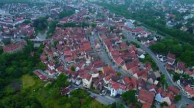 Almanya 'da bir şehrin havadan görünüşü. Baharın güneşli bir gününde.