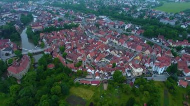 Almanya 'da bir şehrin havadan görünüşü. Baharın güneşli bir gününde.