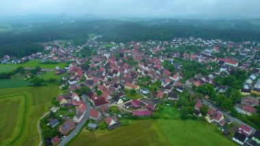 Almanya 'da bir şehrin havadan görünüşü. Baharın güneşli bir gününde.