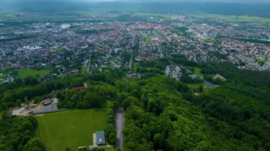 Almanya 'da bir şehrin havadan görünüşü. Baharın güneşli bir gününde.