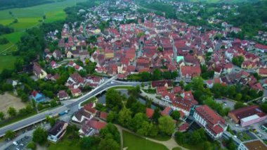 Almanya 'da bir şehrin havadan görünüşü. Baharın güneşli bir gününde.