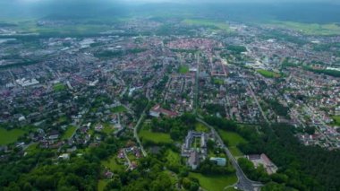 Almanya 'da bir şehrin havadan görünüşü. Baharın güneşli bir gününde.