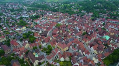 Almanya 'da bir şehrin havadan görünüşü. Baharın güneşli bir gününde.