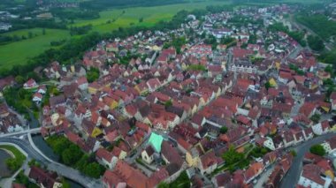 Almanya 'da bir şehrin havadan görünüşü. Baharın güneşli bir gününde.