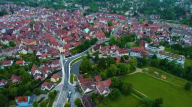 Almanya 'da bir şehrin havadan görünüşü. Baharın güneşli bir gününde.