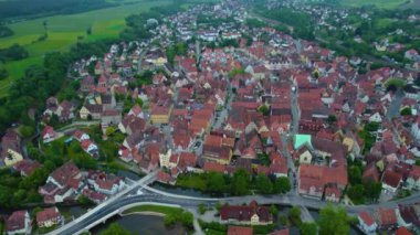 Almanya 'da bir şehrin havadan görünüşü. Baharın güneşli bir gününde.