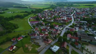 Almanya 'da bir şehrin havadan görünüşü. Baharın güneşli bir gününde.