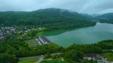 Almanya 'da bir şehrin havadan görünüşü. Baharın güneşli bir gününde.