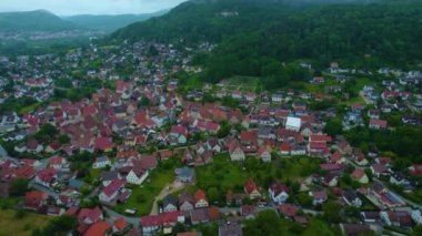 Almanya 'da bir şehrin havadan görünüşü. Baharın güneşli bir gününde.