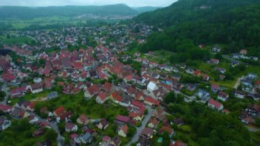 Almanya 'da bir şehrin havadan görünüşü. Baharın güneşli bir gününde.