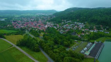 Almanya 'da bir şehrin havadan görünüşü. Baharın güneşli bir gününde.