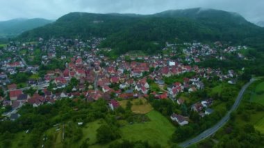 Almanya 'da bir şehrin havadan görünüşü. Baharın güneşli bir gününde.