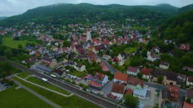 Almanya 'da bir şehrin havadan görünüşü. Baharın güneşli bir gününde.