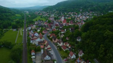 Almanya 'da bir şehrin havadan görünüşü. Baharın güneşli bir gününde.