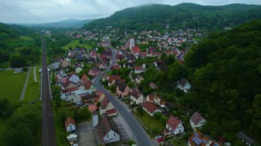 Almanya 'da bir şehrin havadan görünüşü. Baharın güneşli bir gününde.