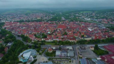 Almanya 'da bir şehrin havadan görünüşü. Baharın güneşli bir gününde.