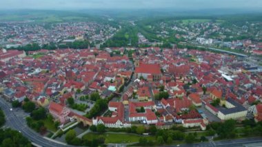 Almanya 'da bir şehrin havadan görünüşü. Baharın güneşli bir gününde.