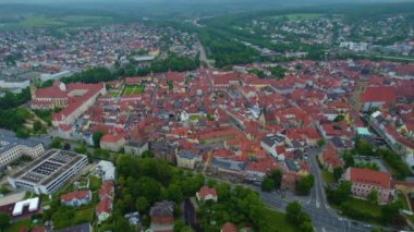 Almanya 'da bir şehrin havadan görünüşü. Baharın güneşli bir gününde.