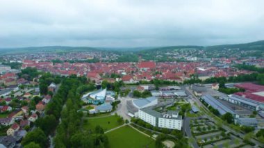 Almanya 'da bir şehrin havadan görünüşü. Baharın güneşli bir gününde.