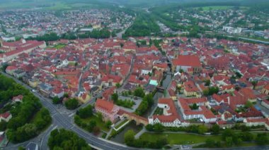 Almanya 'da bir şehrin havadan görünüşü. Baharın güneşli bir gününde.
