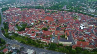 Almanya 'da bir şehrin havadan görünüşü. Baharın güneşli bir gününde.