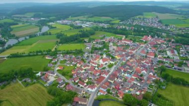 Almanya 'da bir şehrin havadan görünüşü. Baharın güneşli bir gününde.