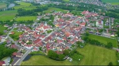 Almanya 'da bir şehrin havadan görünüşü. Baharın güneşli bir gününde.