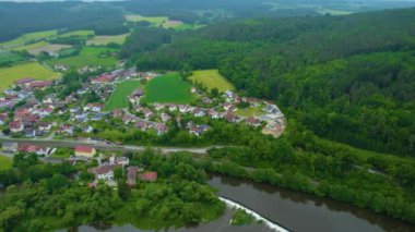 Almanya 'da bir şehrin havadan görünüşü. Baharın güneşli bir gününde.