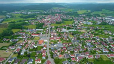 Almanya 'da bir şehrin havadan görünüşü. Baharın güneşli bir gününde.