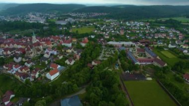 Almanya 'da bir şehrin havadan görünüşü. Baharın güneşli bir gününde.