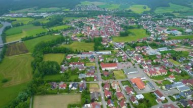 Almanya 'da bir şehrin havadan görünüşü. Baharın güneşli bir gününde.