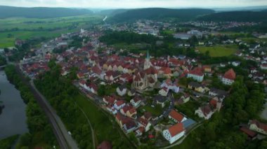 Almanya 'daki bir şehir ve eski bir kasaba manzarası. Baharın güneşli bir gününde.