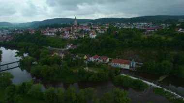 Almanya 'daki bir şehir ve eski bir kasaba manzarası. Baharın güneşli bir gününde.