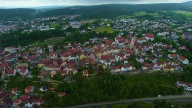 Almanya 'daki bir şehir ve eski bir kasaba manzarası. Baharın güneşli bir gününde.