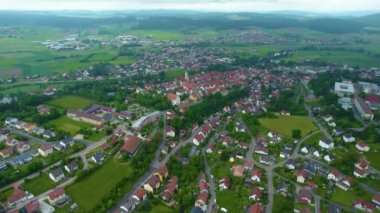 Almanya 'daki bir şehir ve eski bir kasaba manzarası. Baharın güneşli bir gününde.