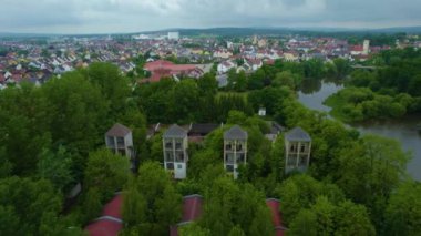 Almanya 'daki bir şehir ve eski bir kasaba manzarası. Baharın güneşli bir gününde.