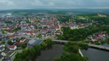 Almanya 'daki bir şehir ve eski bir kasaba manzarası. Baharın güneşli bir gününde.