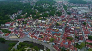 Almanya 'daki bir şehir ve eski bir kasaba manzarası. Baharın güneşli bir gününde.