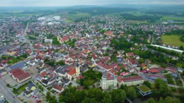 Almanya 'daki bir şehir ve eski bir kasaba manzarası. Baharın güneşli bir gününde.