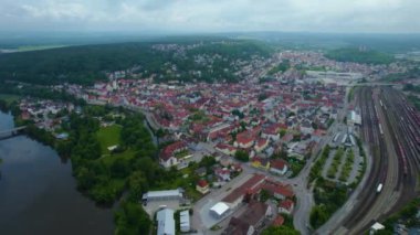 Almanya 'daki bir şehir ve eski bir kasaba manzarası. Baharın güneşli bir gününde.