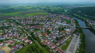 Almanya 'daki bir şehir ve eski bir kasaba manzarası. Baharın güneşli bir gününde.