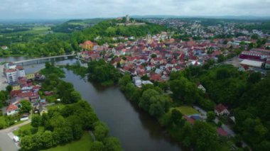 Almanya 'daki bir şehir ve eski bir kasaba manzarası. Baharın güneşli bir gününde.