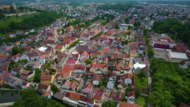 Almanya 'daki bir şehir ve eski bir kasaba manzarası. Baharın güneşli bir gününde.