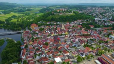 Almanya 'daki bir şehir ve eski bir kasaba manzarası. Baharın güneşli bir gününde.