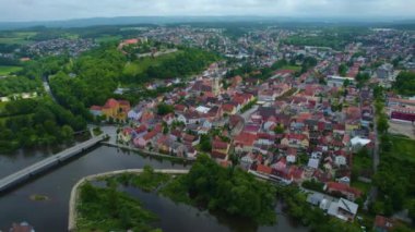 Almanya 'daki bir şehir ve eski bir kasaba manzarası. Baharın güneşli bir gününde.