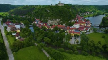 Almanya 'daki bir şehir ve eski bir kasaba manzarası. Baharın güneşli bir gününde.