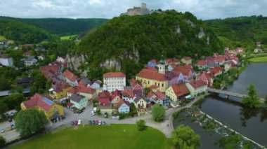 Almanya 'daki bir şehir ve eski bir kasaba manzarası. Baharın güneşli bir gününde.