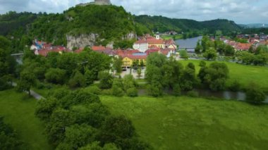 Almanya 'daki bir şehir ve eski bir kasaba manzarası. Baharın güneşli bir gününde.