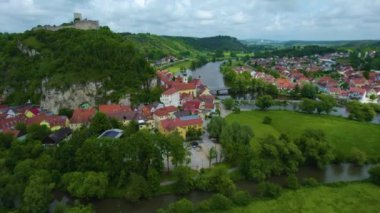 Almanya 'daki bir şehir ve eski bir kasaba manzarası. Baharın güneşli bir gününde.